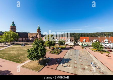 L'église de ville et les fontaines d'eau à la place du marché inférieur à Freudenstadt, Forêt Noire du Nord, Forêt Noire, Bade-Wurtemberg, Allemagne, Europe Banque D'Images