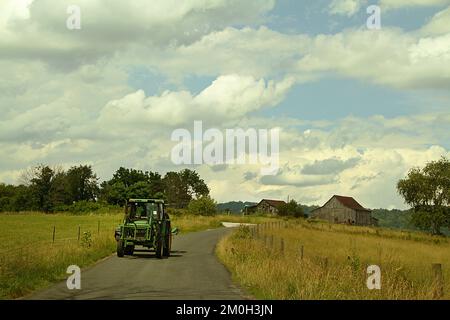 Tracteur sur une route de campagne en Virginie, États-Unis Banque D'Images