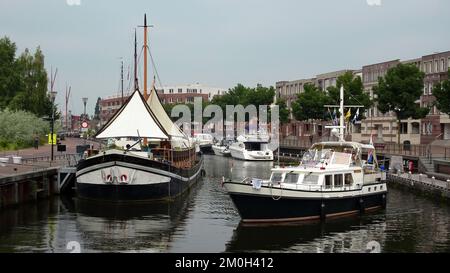 Amersfoort, pays-Bas - 23 juillet 2016 Un petit yacht va amarrer dans le port d'Amersfoort devant un bateau-restaurant Banque D'Images