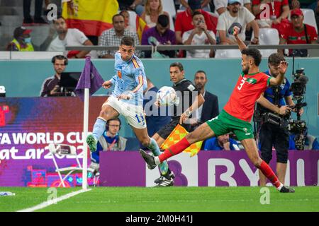 Doha, Catar. 06th décembre 2022. Ferran Torres d'Espagne et Noussair Mazraoui du Maroc lors du match entre le Maroc et l'Espagne, valable pour la huitième coupe du monde, qui s'est tenue au stade de la ville éducative de Doha, au Qatar. Crédit: Richard Callis/FotoArena/Alamy Live News Banque D'Images