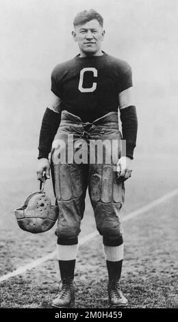 JIM THORPE (1887-1953) athlète américain champion en tant que membre des Bulldogs de Canton vers 1918 Banque D'Images