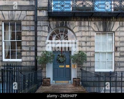 Edinburgh New Town, Écosse, Royaume-Uni, 6th décembre 2022. Guirlandes et décorations de portes de Noël : les résidents des maisons de ville géorgiennes de la Nouvelle ville sont bien connus pour leurs magnifiques décorations. Une couronne de Noël sur une porte d'entrée. Crédit : Sally Anderson/Alay Live News Banque D'Images