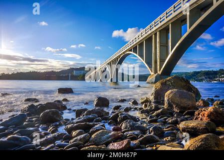 Rochers et ponts dans la baie Banque D'Images