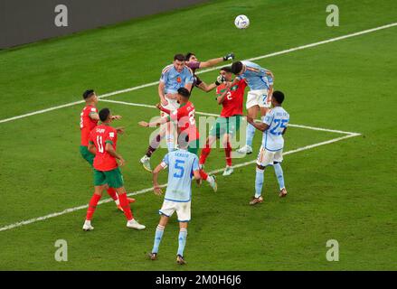 Le gardien de but marocain Yassine Bounou se déporte de l'espagnol Alvaro Morata lors du match de la coupe du monde de la FIFA de la manche des seize au stade de la ville d'éducation à Al-Rayyan, au Qatar. Date de la photo: Mardi 6 décembre 2022. Banque D'Images