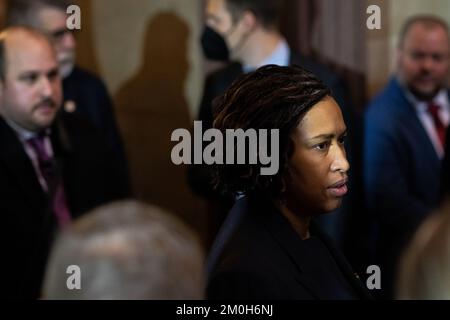 Washington, États-Unis. 06th décembre 2022. Le maire de Washington, Muriel Bowser, arrive pour une cérémonie de remise de la médaille d'or au Congrès en hommage à la police qui a servi sur 6 janvier, aux États-Unis Capitole, à Washington, DC, le mardi, 6 décembre, 2022. (Graeme Sloan/Sipa USA) Credit: SIPA USA/Alay Live News Banque D'Images