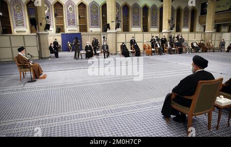 Téhéran, Téhéran, Iran. 6th décembre 2022. Une photo mise à disposition par le bureau du dirigeant suprême iranien montre que le dirigeant suprême iranien, l'ayatollah ALI KHAMENEI, rencontre des membres du Conseil suprême de la Révolution culturelle iranienne à l'Imam Khomeini Hussainiyah à Téhéran, en Iran, sur 06 décembre 2022. (Image de crédit : © Bureau du Guide suprême iranien via ZUMA Press Wire) Banque D'Images