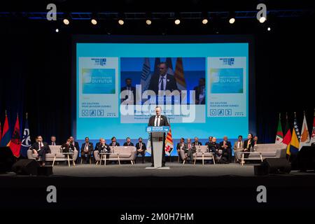 Marseille, France. 06th décembre 2022. Renaud Muselier, président de la région Sud, est vu lors de son discours d'ouverture de la réunion "Méditerranée du futur". Organisé au Parc Chanot, le 'Méditerranée du futur - Acte V' est une réunion internationale qui rassemble les pays méditerranéens sur le thème des questions écologiques et permet le partage d'expériences et de solutions. Crédit : SOPA Images Limited/Alamy Live News Banque D'Images