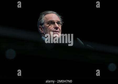 Marseille, France. 06th décembre 2022. Renaud Muselier, président de la région Sud, est vu lors de son discours d'ouverture de la réunion "Méditerranée du futur". Organisé au Parc Chanot, le 'Méditerranée du futur - Acte V' est une réunion internationale qui rassemble les pays méditerranéens sur le thème des questions écologiques et permet le partage d'expériences et de solutions. Crédit : SOPA Images Limited/Alamy Live News Banque D'Images