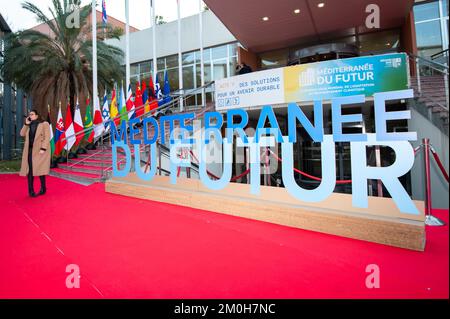 Marseille, France. 06th décembre 2022. L'entrée du Parc Chanot avec l'inscription 'Méditerranée du futur' et les drapeaux des délégations invitées. Organisé au Parc Chanot, le 'Méditerranée du futur - Acte V' est une réunion internationale qui rassemble les pays méditerranéens sur le thème des questions écologiques et permet le partage d'expériences et de solutions. Crédit : SOPA Images Limited/Alamy Live News Banque D'Images