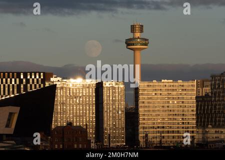 Liverpool, Royaume-Uni. 6 décembre 2022. La dernière pleine lune de 2022, également connue sous le nom de lune froide, se lève derrière la Radio City Tower dans les gratte-ciel de Liverpool. Crédit : arrêtez Press Media/Alamy Live News Banque D'Images