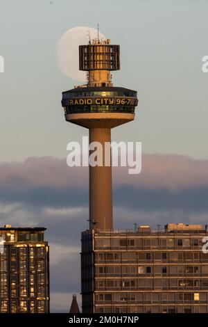 Liverpool, Royaume-Uni. 6 décembre 2022. La dernière pleine lune de 2022, également connue sous le nom de lune froide, se lève derrière la Radio City Tower dans les gratte-ciel de Liverpool. Crédit : arrêtez Press Media/Alamy Live News Banque D'Images