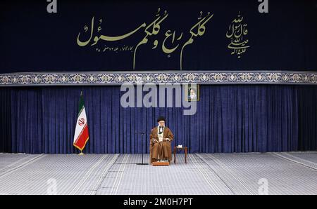 Téhéran, Téhéran, Iran. 6th décembre 2022. Une photo mise à disposition par le bureau du dirigeant suprême iranien montre que le dirigeant suprême iranien, l'ayatollah ALI KHAMENEI, rencontre des membres du Conseil suprême de la Révolution culturelle iranienne à l'Imam Khomeini Hussainiyah à Téhéran, en Iran, sur 06 décembre 2022. (Image de crédit : © Bureau du Guide suprême iranien via ZUMA Press Wire) Banque D'Images