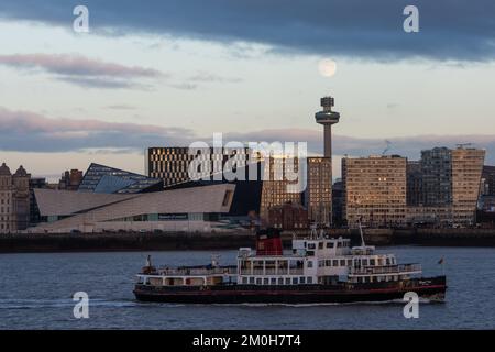 Liverpool, Royaume-Uni. 6 décembre 2022. La dernière pleine lune de 2022, également connue sous le nom de lune froide, se lève derrière la Radio City Tower dans les gratte-ciel de Liverpool. Crédit : arrêtez Press Media/Alamy Live News Banque D'Images