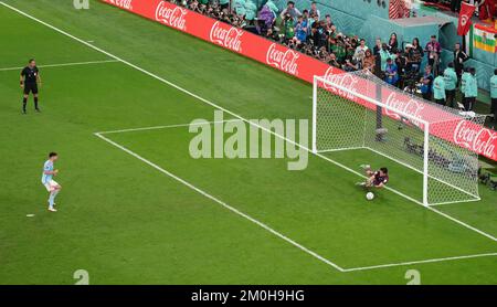 Le gardien de but marocain Yassine Bounou sauve de l'Espagne Carlos Soler lors de la fusillade de la coupe du monde de la FIFA lors de la manche de seize au stade Education City à Al-Rayyan, au Qatar. Date de la photo: Mardi 6 décembre 2022. Banque D'Images