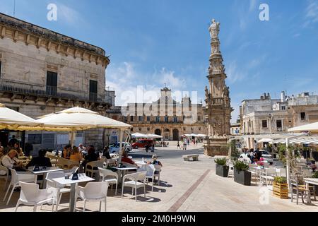 Italie, Apulia, Ostuni, Piazza della Liberta, colonna di Sant'Oronzo et le Palazzo del Municipio Banque D'Images