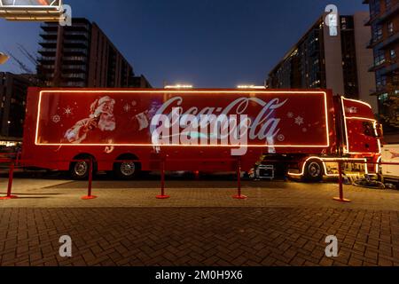 Le célèbre camion de Noël Coca Cola s'arrête sur la voie olympique en face du stade Wembley, lors de sa tournée au Royaume-Uni en 2022. Photo par Amanda Rose/Alay Banque D'Images