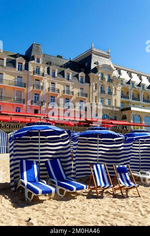 France, Calvados, pays d'Auge, Côte fleurie, Cabourg, la plage, la promenade en bord de mer avec le Grand Hôtel Banque D'Images