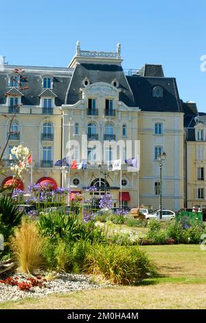 France, Calvados, pays d'Auge, Côte fleurie, Cabourg, Jardins du Casino (Jardins du Casino) avec le Grand Hôtel, Marcel Proust y a séjourné tous les étés de 1907 à 1914 Banque D'Images