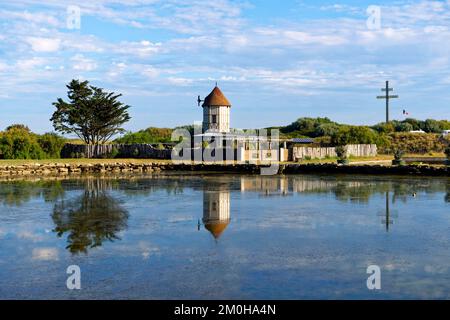 France, Calvados, Côte de Nacre (côte de perle), Courseulles sur Mer, Graye sur Mer, ancien moulin et la croix de Lorraine érigée en 1990 et 18 mètres de haut où le général de Gaulle a trodé sur le sol de la France le 14 juin 1944 après quatre années d'exil Banque D'Images