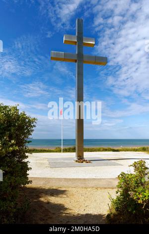 France, Calvados, Courseulles-sur-Mer / Graye-sur-Mer, la croix de Lorraine érigée en 1990 et 18 mètres de haut où le général de Gaulle a trodé sur le sol de la France le 14 juin 1944 après quatre années d'exil Banque D'Images