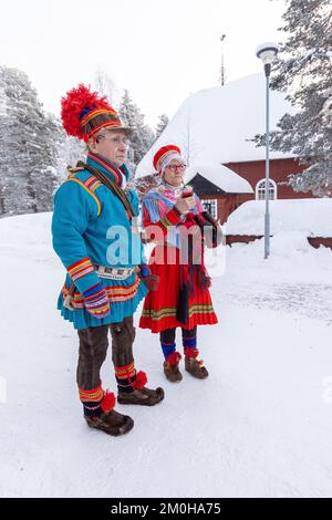 Suède, Comté de Norbotten, Jokkmokk, couple sami pendant le marché sami de Jokkmokk Banque D'Images