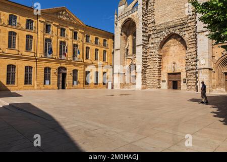 France, Var, Provence verte, Saint Maximin la Sainte Baume, Basilique Sainte Marie-Madeleine (entre les 13th et 16th siècles), classée Monument Historique, Hôtel de ville sur la gauche Banque D'Images