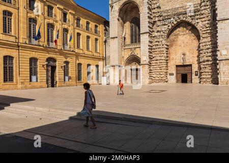 France, Var, Provence verte, Saint Maximin la Sainte Baume, Basilique Sainte Marie-Madeleine (entre les 13th et 16th siècles), classée Monument Historique, Hôtel de ville sur la gauche Banque D'Images