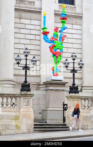 Irlande, province de Leinster, Dublin, Hôtel de ville conçu par l'architecte Thomas Cooley et construit en 1779, sculpture contemporaine intitulée RGB Sconce, Hold Your Nose créé par l'artiste Alan Phelan Banque D'Images