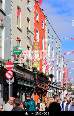 Irlande, province du Connacht, Galway, quartier latin, High Street, rue piétonne avec de nombreux pubs et magasins Banque D'Images
