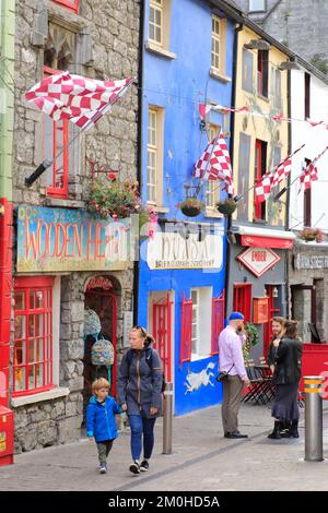 Irlande, province du Connacht, Galway, quartier latin, Quay Street, rue piétonne avec de nombreux pubs et magasins Banque D'Images