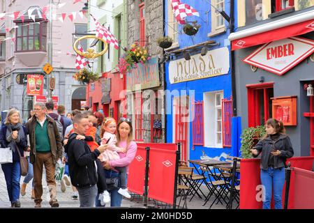 Irlande, province du Connacht, Galway, quartier latin, Quay Street, rue piétonne avec de nombreux pubs et magasins Banque D'Images