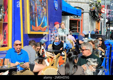 Irlande, province du Connacht, Galway, quartier latin, Quay Street, La terrasse du pub Sehan UA Neachtain a ouvert ses portes en 1894 Banque D'Images