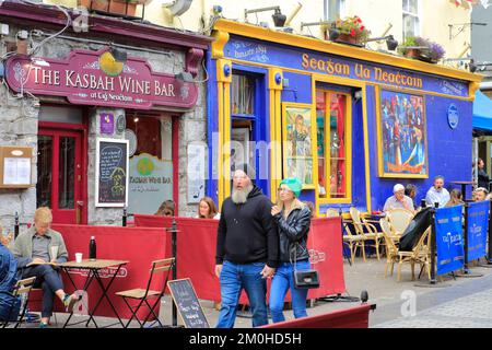 Irlande, province du Connacht, Galway, quartier latin, Quay Street, Rue piétonne avec de nombreux magasins et pubs comme le Sehan UA Neachtain ouvert en 1894 Banque D'Images