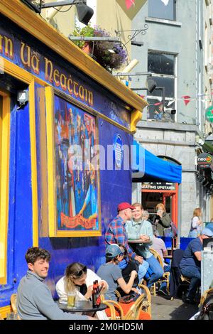 Irlande, province du Connacht, Galway, quartier latin, Quay Street, La terrasse du pub Sehan UA Neachtain a ouvert ses portes en 1894 Banque D'Images