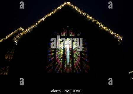 Eglise Sainte-Marie, Brecon illuminé de l'intérieur, montrant des vitraux. Ville de Jésus Christ.Brecon, décorée pour Noël. Prise décembre 2022 Banque D'Images