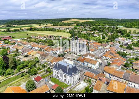 France, Meuse, Euville, Église Saint-Pierre-et-Saint-Paul d'Euville, la première pierre de l'église moderne a été posée sur 25 novembre, 18904 par l'évêque de Verdun (vue aérienne) Banque D'Images