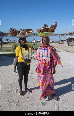 Sénégal, quartier de Dakar, lac rose, vendeurs d'artisanat pour touristes Banque D'Images