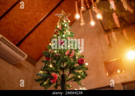Arbre de Noël dans la maison Banque D'Images