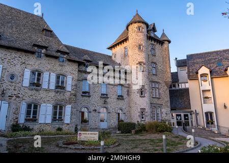 France, Cantal, Montsalvy, étiqueté Petites CITES de caractere, Chattaigneraie cantalienne Banque D'Images