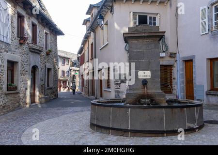 France, Cantal, Montsalvy, étiqueté Petites CITES de caractere, Chattaigneraie cantalienne Banque D'Images