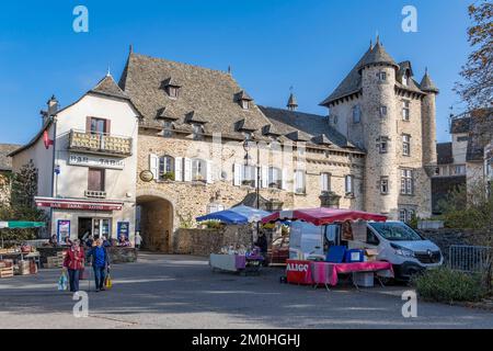 France, Cantal, Montsalvy, étiqueté Petites CITES de caractere, Chattaigneraie cantalienne Banque D'Images