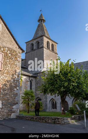 France, Cantal, Montsalvy, labellisé Petites CITES de caractere, ancienne abbaye notre dame de l'Assomption, cloître, Chattaigneraie cantalienne Banque D'Images