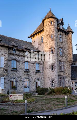 France, Cantal, Montsalvy, étiqueté Petites CITES de caractere, Chattaigneraie cantalienne Banque D'Images