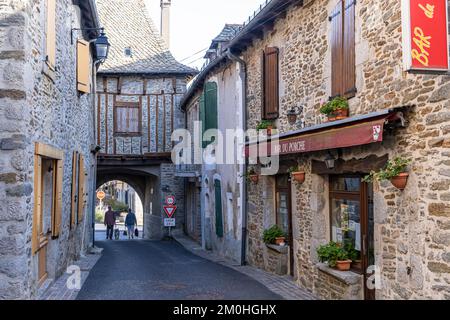 France, Cantal, Montsalvy, étiqueté Petites CITES de caractere, Chattaigneraie cantalienne Banque D'Images