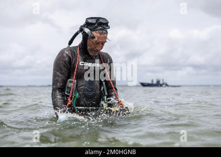 France, Morbihan, Sarzeau, les pêcheurs de la cour équinoxe pendant la pêche à la palourdes dans le golfe du Morbihan Banque D'Images