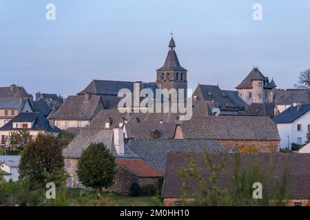 France, Cantal, Montsalvy, étiqueté Petites CITES de caractere, Chattaigneraie cantalienne Banque D'Images