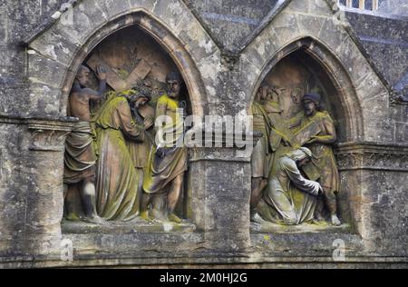 Les stations sculptées de la Croix à l'extérieur de l'église Saint-Jean-Baptiste à Frome, Somerset. Banque D'Images