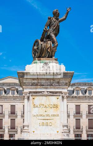 Espagne, province de Cantabrie, Santander, scène sur le Camino del Norte, route de pèlerinage espagnol à Saint-Jacques-de-Compostelle, statue en mémoire de Pedro Velarde (1779-1808), héros de la guerre d'indépendance espagnole Banque D'Images