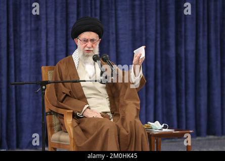 Téhéran, Téhéran, Iran. 6th décembre 2022. Le dirigeant suprême iranien, l'ayatollah ALI KHAMENEI, rencontre des membres du Conseil suprême de la Révolution culturelle à l'Imam Khomeini Hussainiyah, à Téhéran, en Iran. (Image de crédit : © Bureau du Guide suprême iranien via ZUMA Press Wire) Banque D'Images