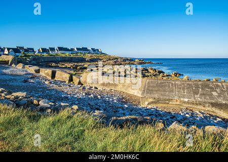 France, Morbihan, Ploemeur, le Couregeant sur le sentier côtier ou le sentier de longue distance GR 34, vestiges du mur de l'Atlantique Banque D'Images